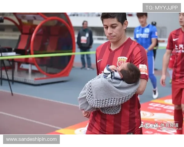 足球球星携萌娃亮相发布会展现温馨父爱引发现场热议